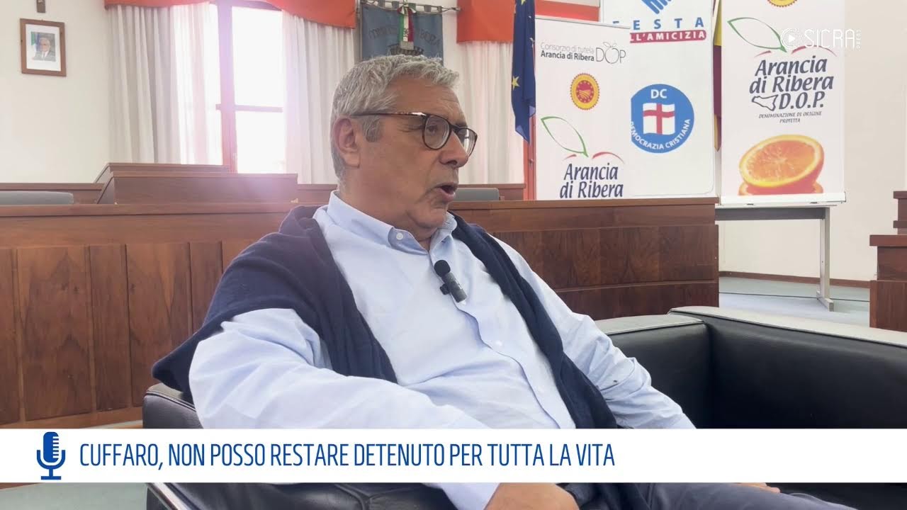 Totò Cuffaro, segretario nazionale della Dc, non si tira indietro durante l'intervista...