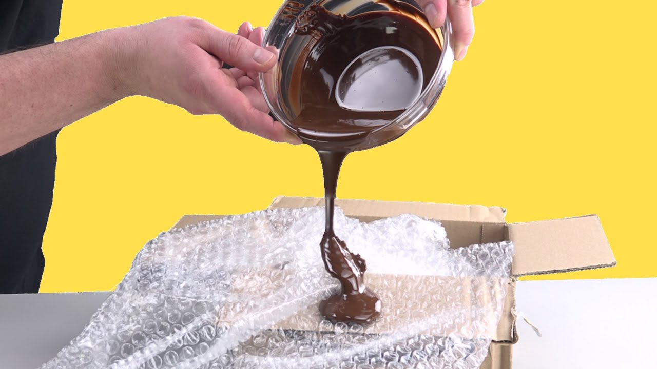 Tuang Cokelat ke Permukaan Bubble Wrap, Hasilnya Mantap!