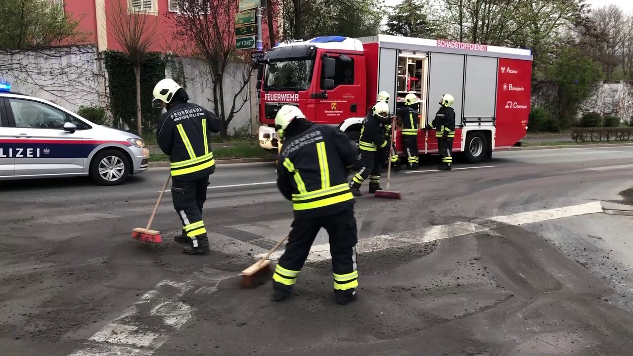 Stra&szlig;e mit Speisefett verunreinigt 10.04.2019