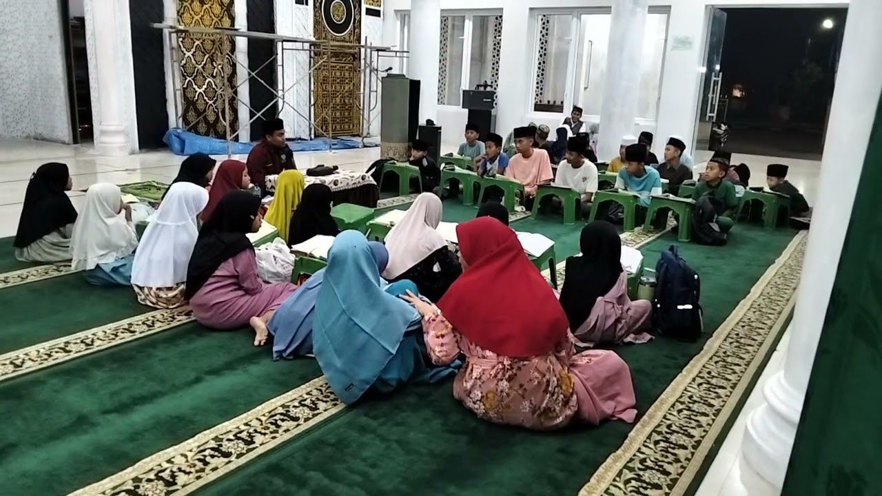 Belajar tilawah ,tilawah ialah mempelajari lagu membaca Al qur'an.