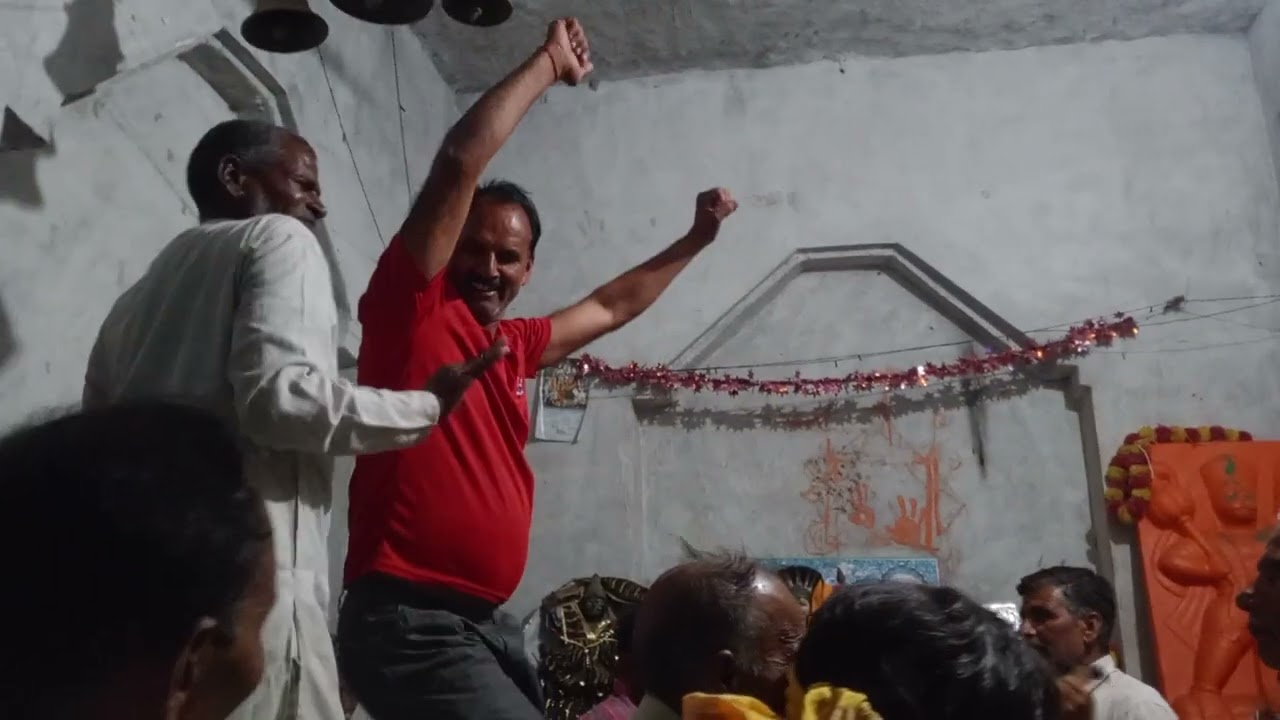 रामवीर सिंह ने सुनाया देवी के जस अपने गांव में 