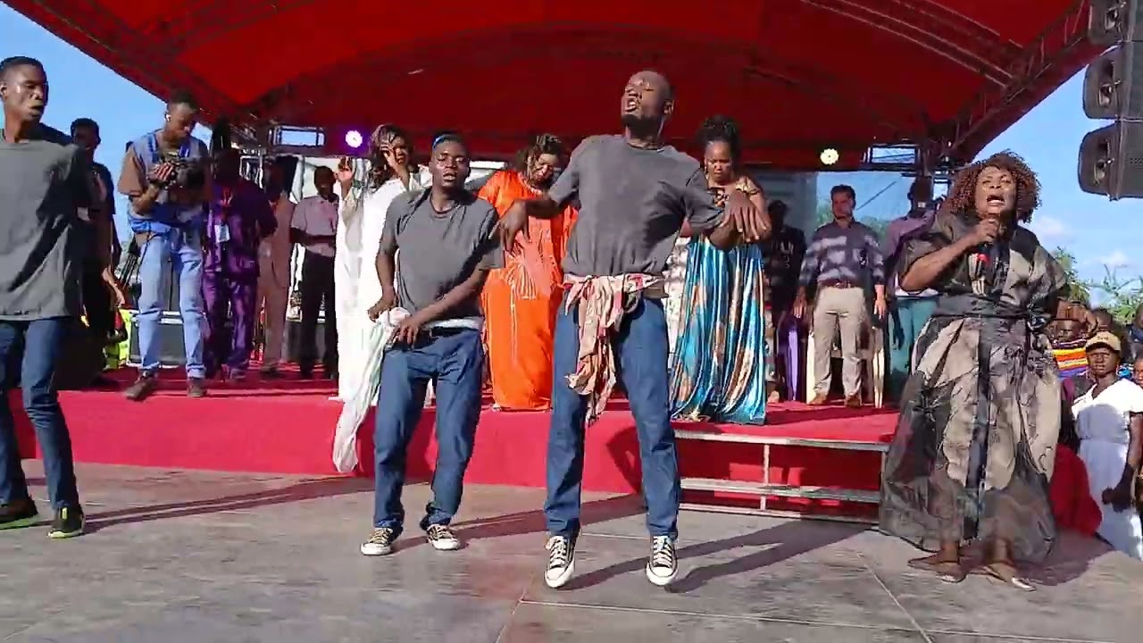PERFORMANCE YA ROSE MUHANDO LIVE IN KAKUMA AMBAPO WATU WALIKWENDA KULIPATA BURUDANI KWEL KWEL