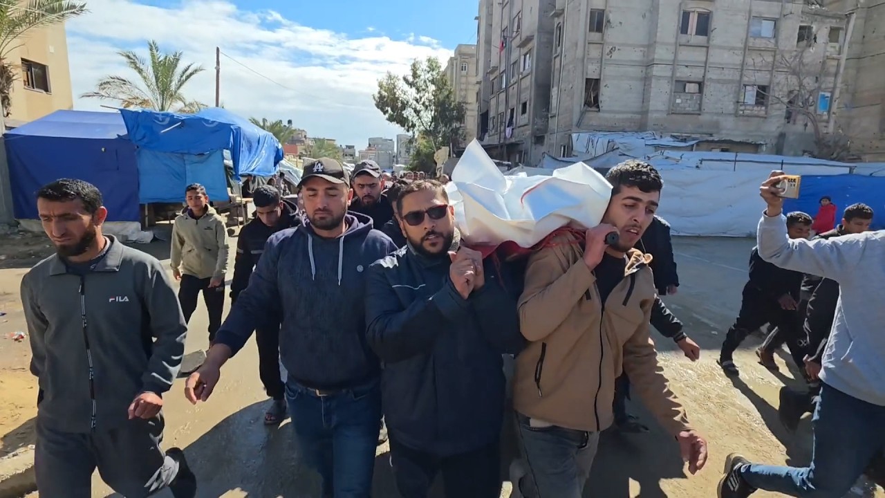 تشييع جثامين 3 شهداء ارتقوا باستهدافهم في غارة جوية إسرائيلية في خان يونس جنوب قطاع غزة