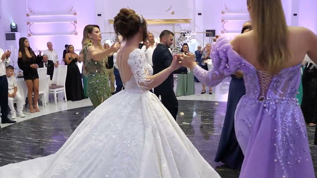 Vojsava Alia i dhuron çiftit një mbrëmje të paharruar