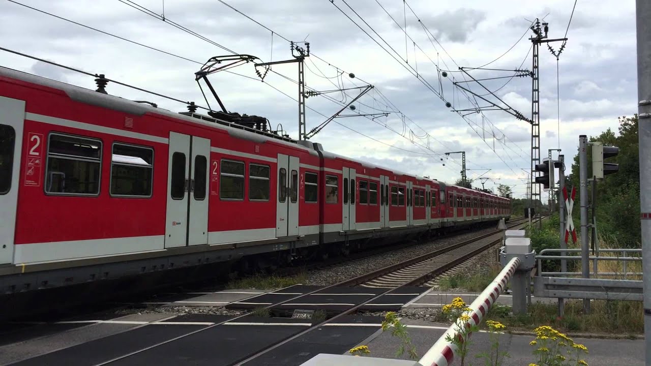 München: ET420 passiert den Bahnübergang in Aubing