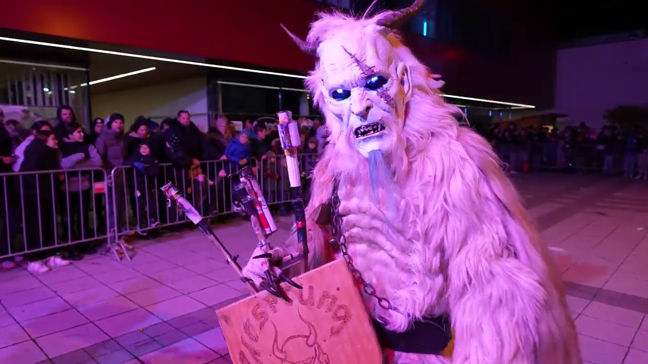 Perchtenlauf 2023 in Eggendorf | Traditionelle Masken und Faszinierende Feuerkunst