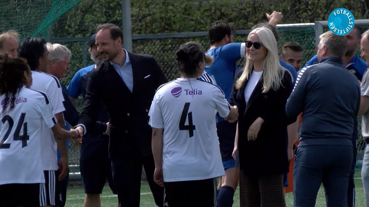 Kronprinsparet bes&oslash;kte gatelagskamp Fotballstiftelsen