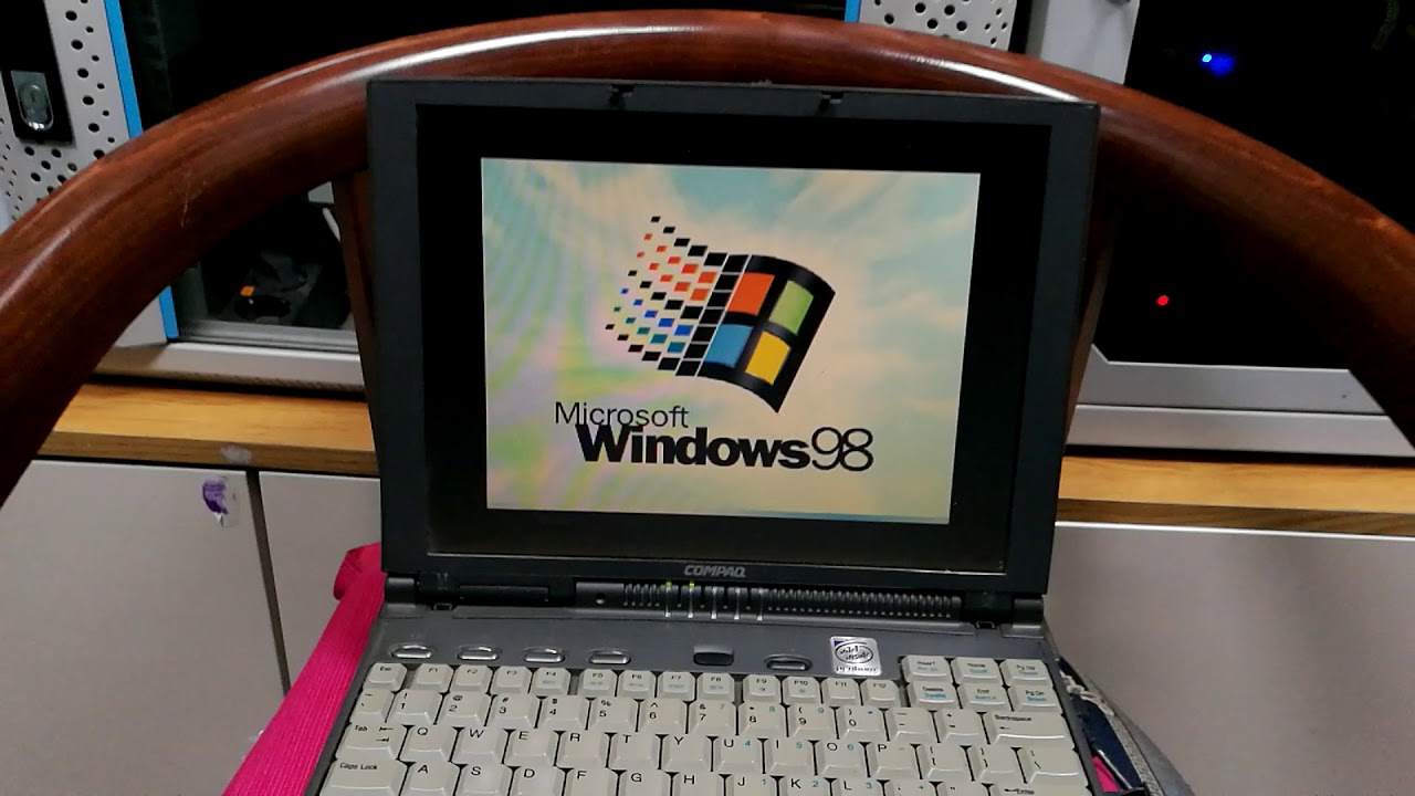 Retro laptop. First start in years Windows 98