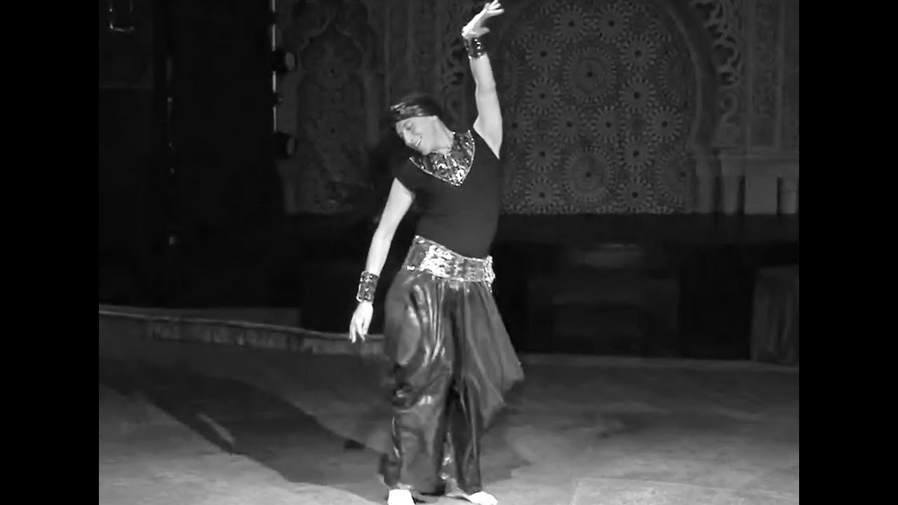 Shy Bellydancer performe Nancy Ajram - Al eh biseloyni عجرم وردة الجزائرية  قال إيه بيسألوني