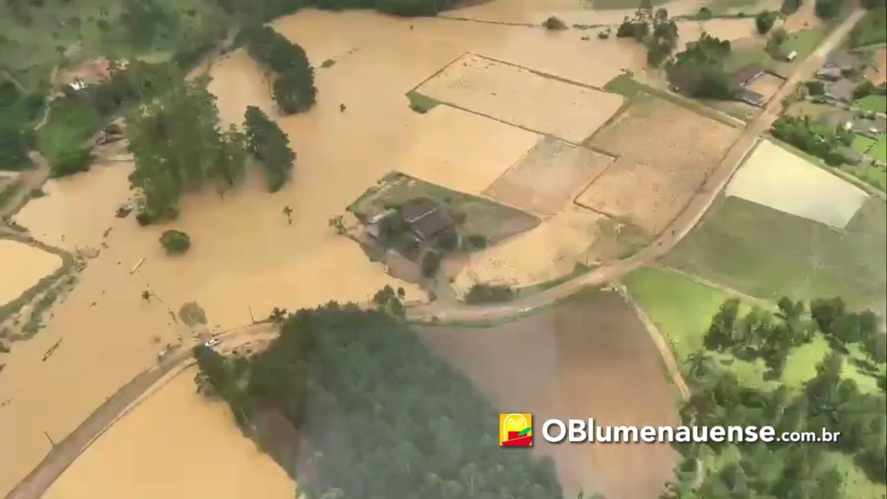 Imagens a&eacute;reas mostram como a regi&atilde;o de Benedito Novo (SC) foi atingida pelas fortes chuvas.