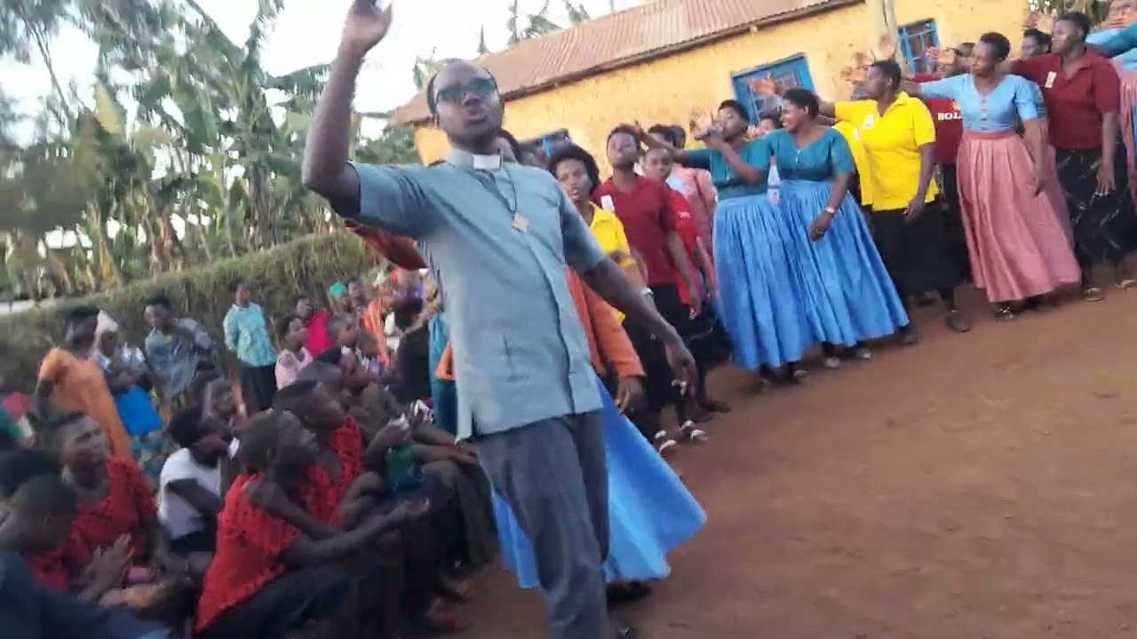 CONCERT Y'IVUGABUTUMWA HAMWE NA KORALI INTEGUZA / EAR KAWANGIRE 