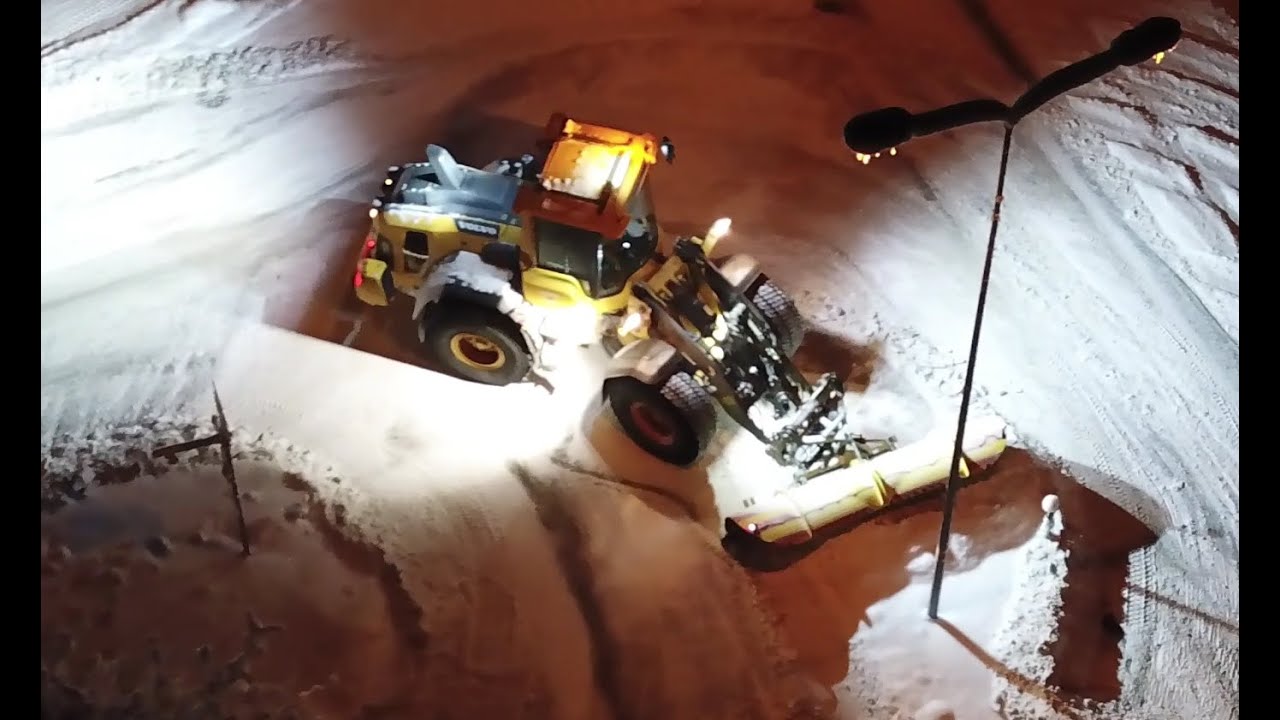Volvo L60H snowplowing