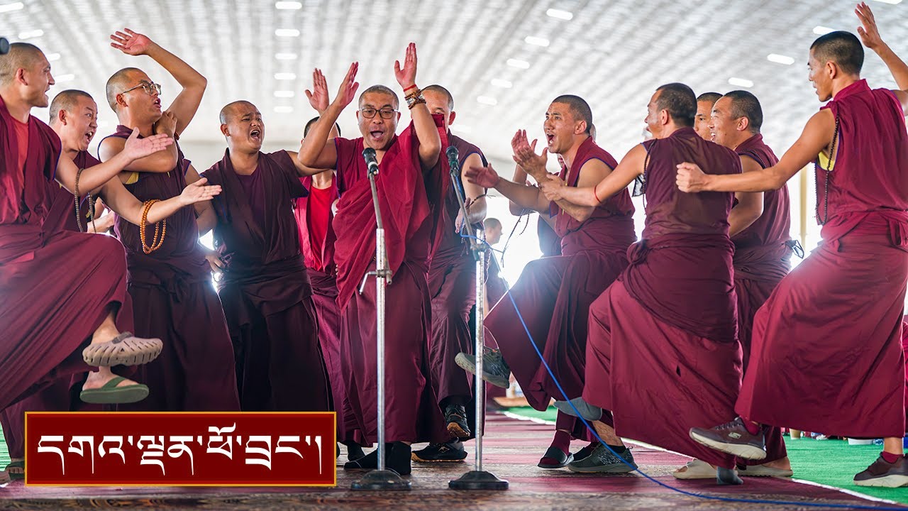 བློ་གསལ་གླིང་གི་ཆོས་གྲྭར་འཇང་དགུན་ཆོས་ཀྱི་མཚན་ཕུད་དམ་བཅའི་ཚོགས་མགོན་དུ་དབུ་བཞུགས་མཛད་པ།