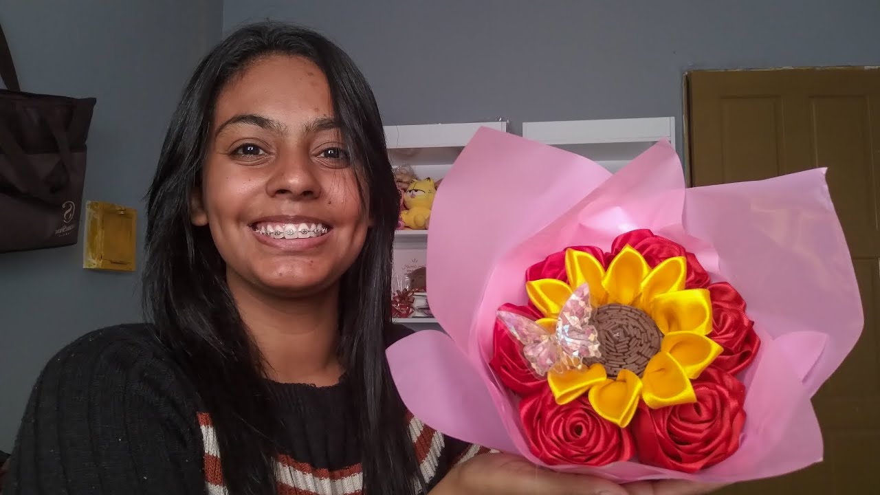 Embrulhando buquê de cetim - 6 rosas 1 girassol