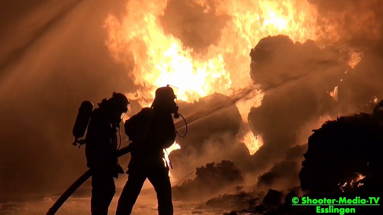 [E] +++ FLAMMENMEER IN ESSLINGEN +++ [Grossbrand im Entennest] +++ FEUER / GROSSEINSATZ / RECYCLING
