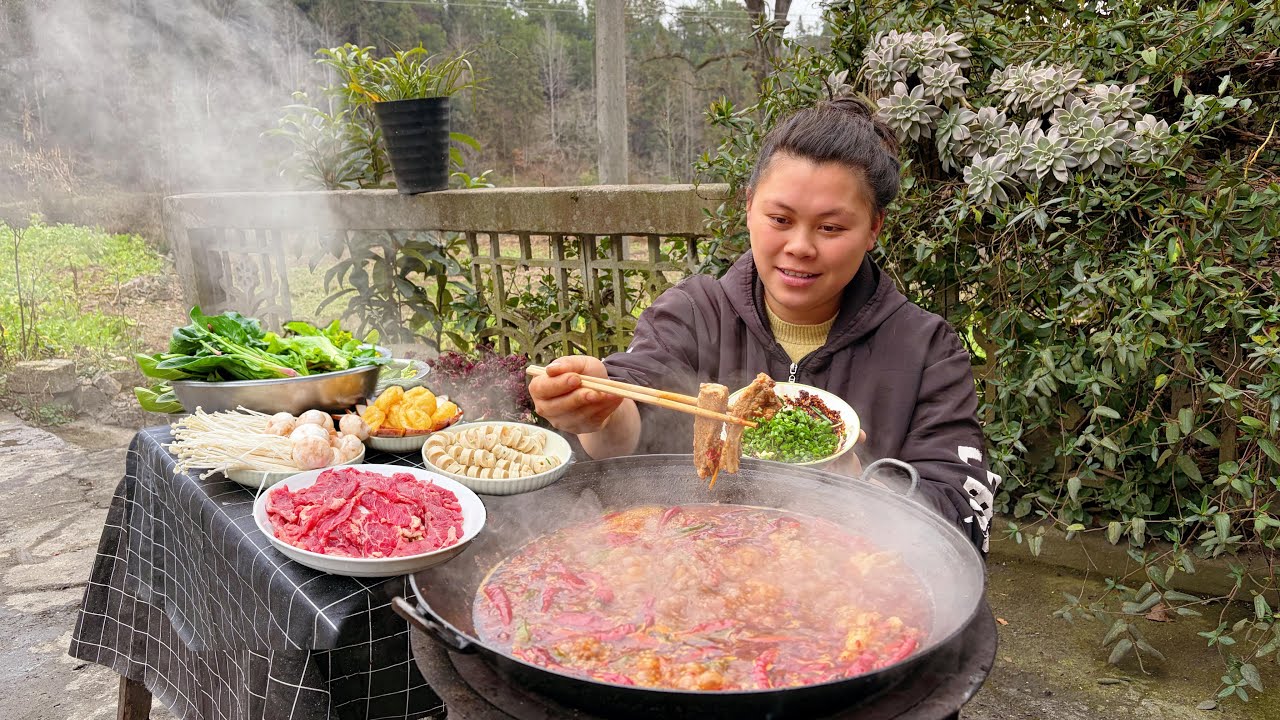 今天欧妹做了个又香又辣的排骨火锅 Today pick some vegetables and make a very spicy hotpot