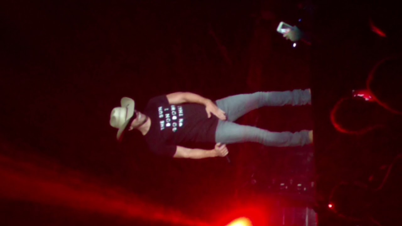 Dustin Lynch goes Magic Mike on stage!!!!