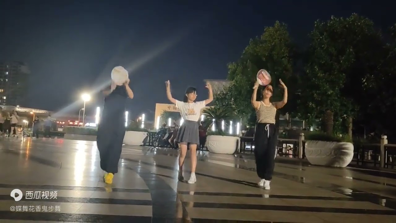 11岁小女孩领舞，扇子舞《有风无风皆自由》，好看惬意
