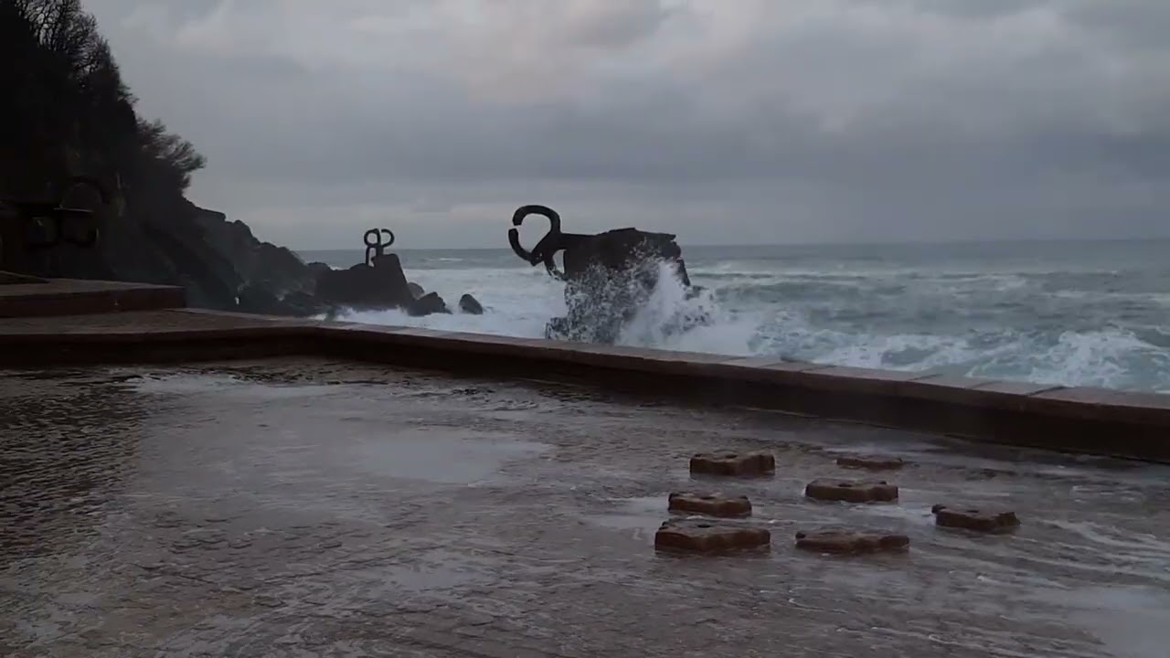 San Sebastián Donostia Royal beach. Storm over promenade!! #bigwaves #storm #monument #chillida #ss
