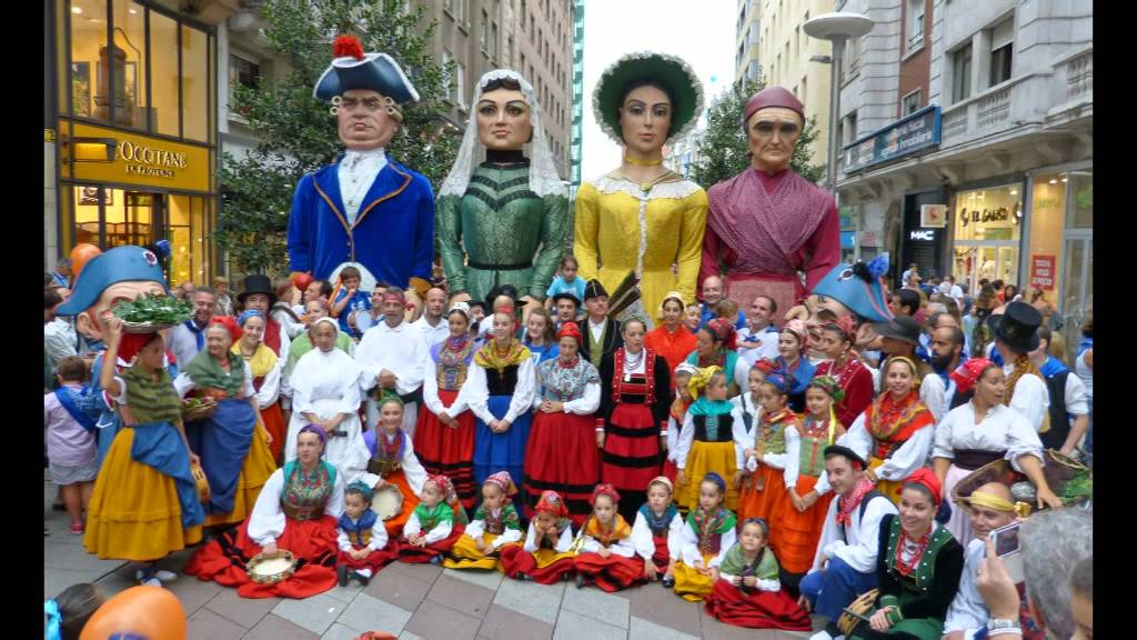 Acompañando a Coros y Danzas de Santander 2015