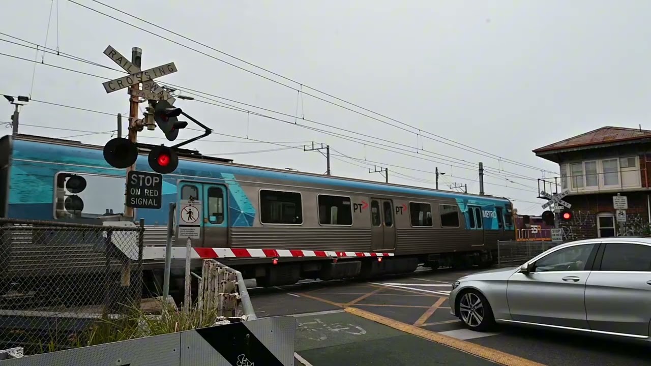 *GENERAL SIGNALS TYPE 1'S + ALSTOM LED'S* Macaulay Road Kensington - Metro and V/Line Level Crossing
