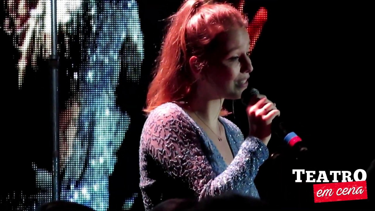 Malu Rodrigues canta 