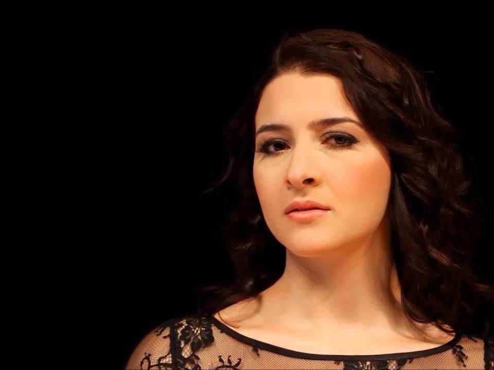 Ezgi Köker  - Sade  - Ay Doğarken Gecelerden