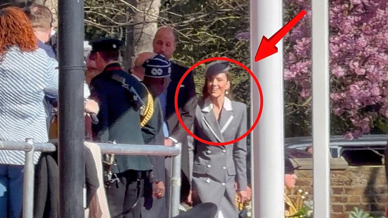 Принцесса Кэтрин поразила всех, сделав величественный реверанс королю Карлу 👑