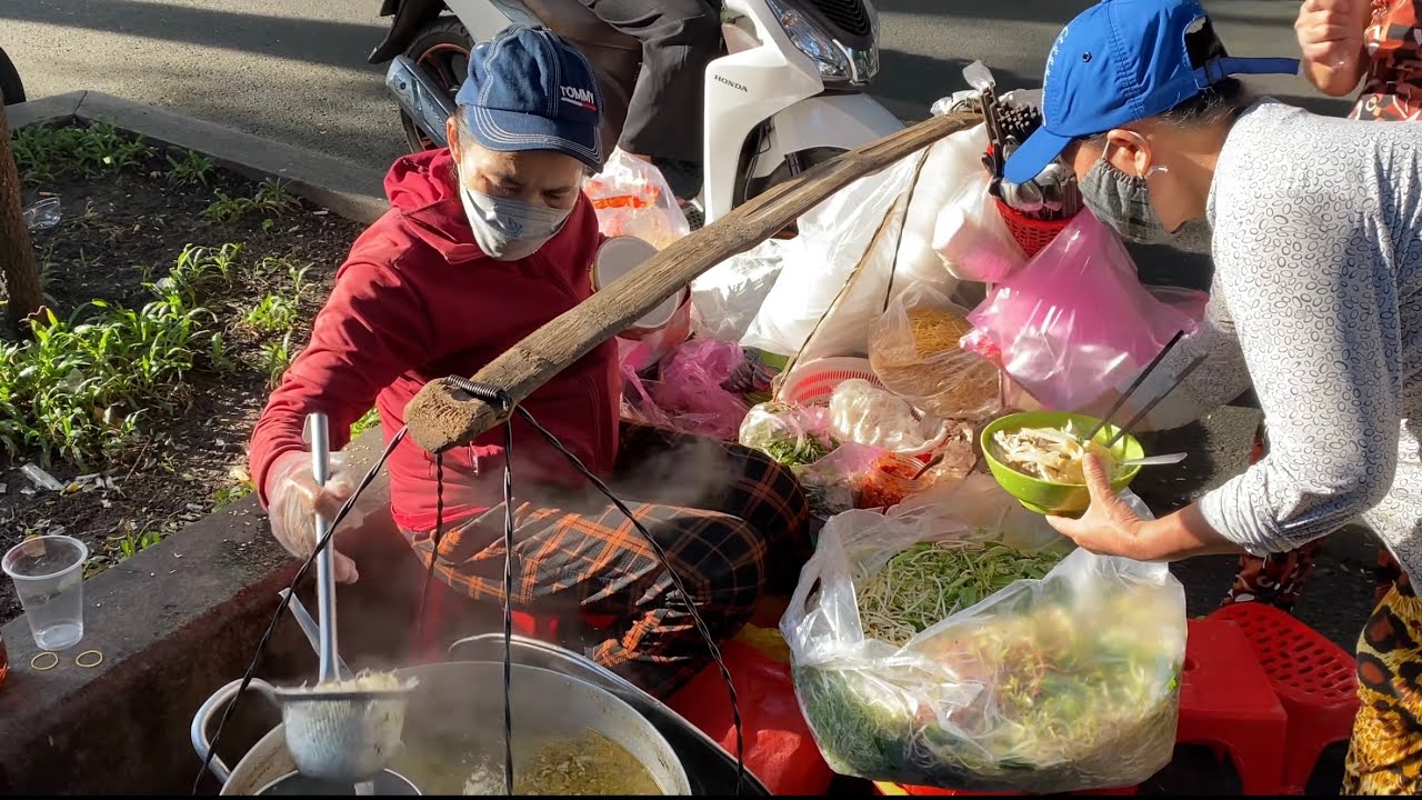 Vietnamese Street Food Woman making food Fast Cheap Delicious | Saigon Miến gà