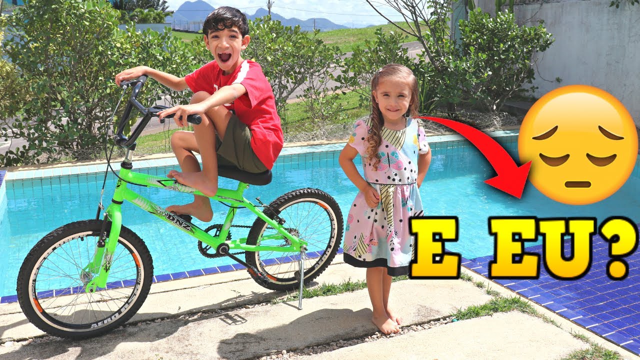 GANHEI UMA BICICLATE DE PRESENTE SURPRESA E MINHA IRMÃ NÃO GANHOU NADA? FAMÍLIA ROCHA