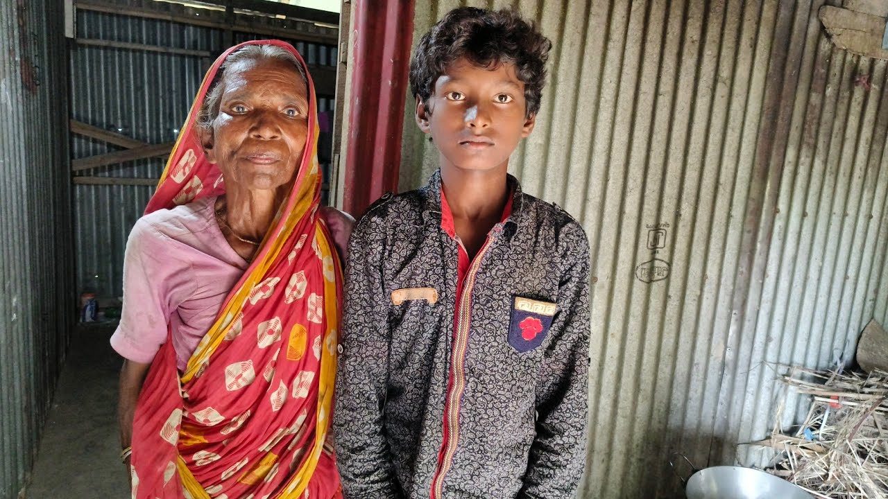 এগারো বছরের মা হারা ছোট্ট ছেলে স্টেশনে বতোল কুড়িয়ে সংসার চালাচ্ছে।।