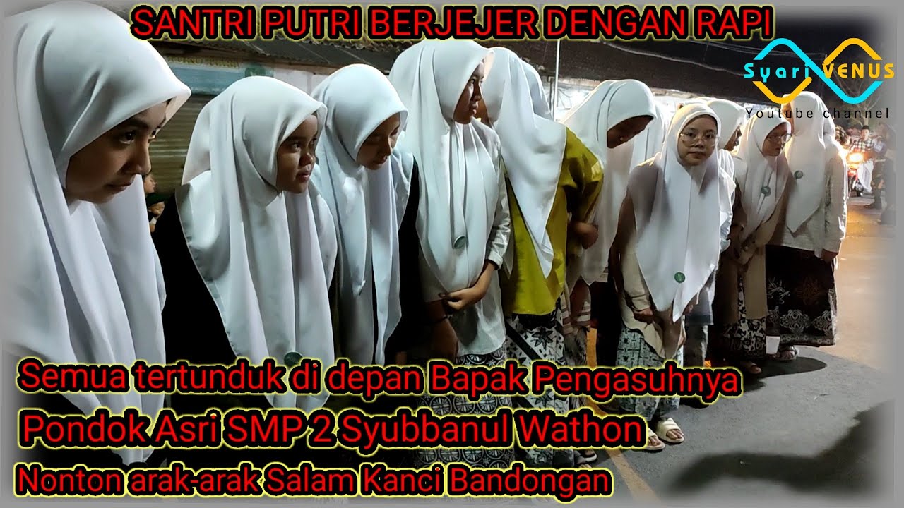 Santri Putri Pondok SMP 2 Syubbanul Wathon 2 menunggu arak-arak Salam Kanci Bandongan