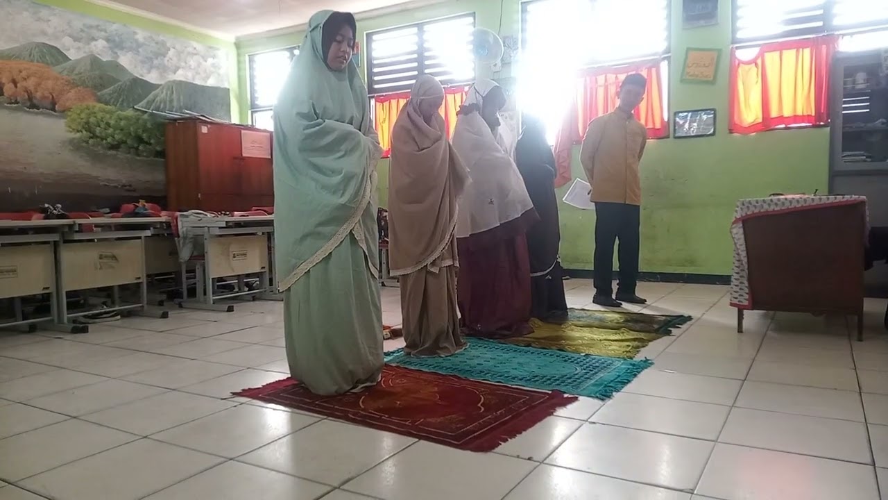 Ujian praktek shalat mukenanya licin