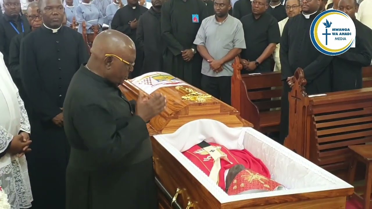 #Wahumini na Viongozi Balibali Wakianga Mwili  wa Mwadhama Polycapy Kardinali Pengo Katika St.Josefu