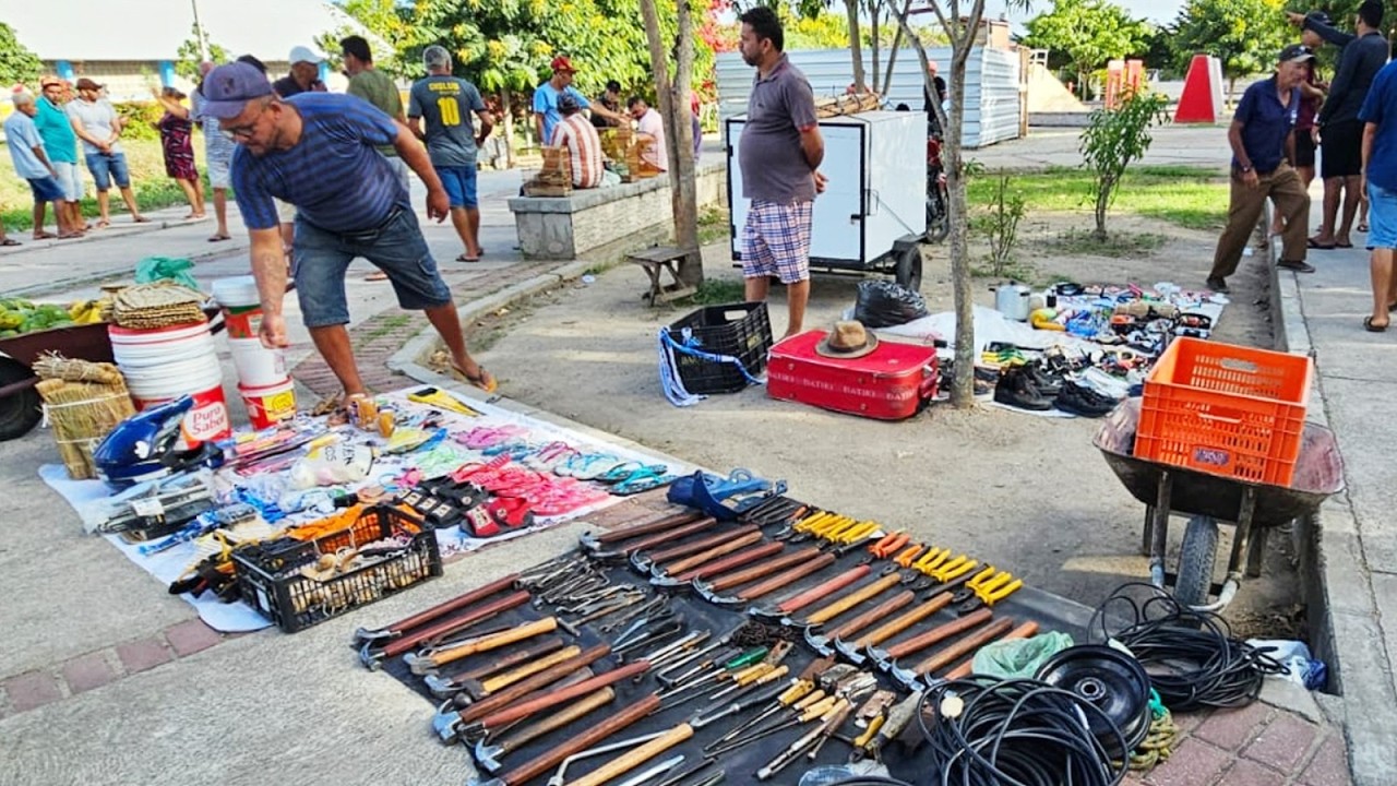 NA FEIRA DO ROLO TEM RELÓGIOS ANTIGOS E OUTRAS RELÍQUEAS