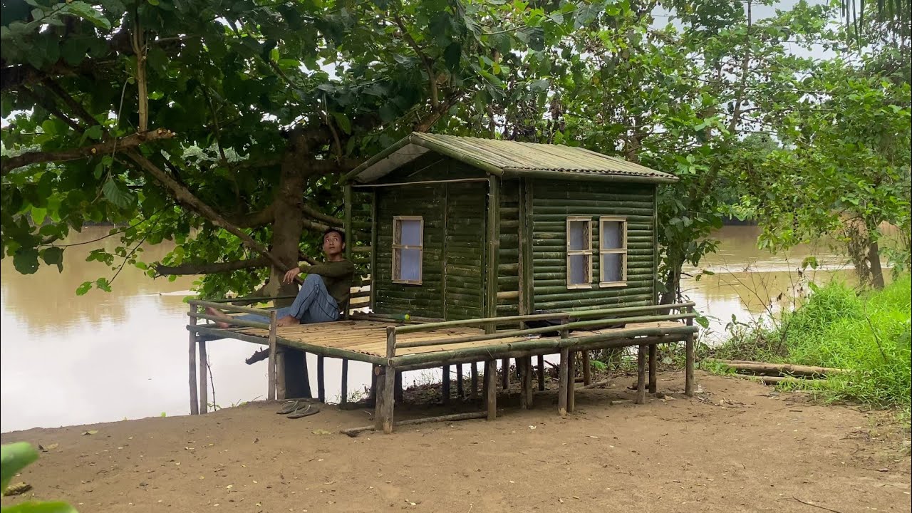 Camping hujan deras || Di terjang hujan badai saat membangun shelter di hutan pinggir sungai