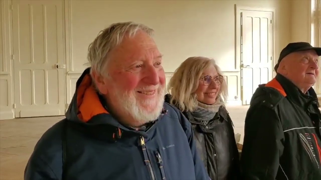 Catherine Quignon, maire de Montdidier, fait découvrir à des randonneurs le futur musée