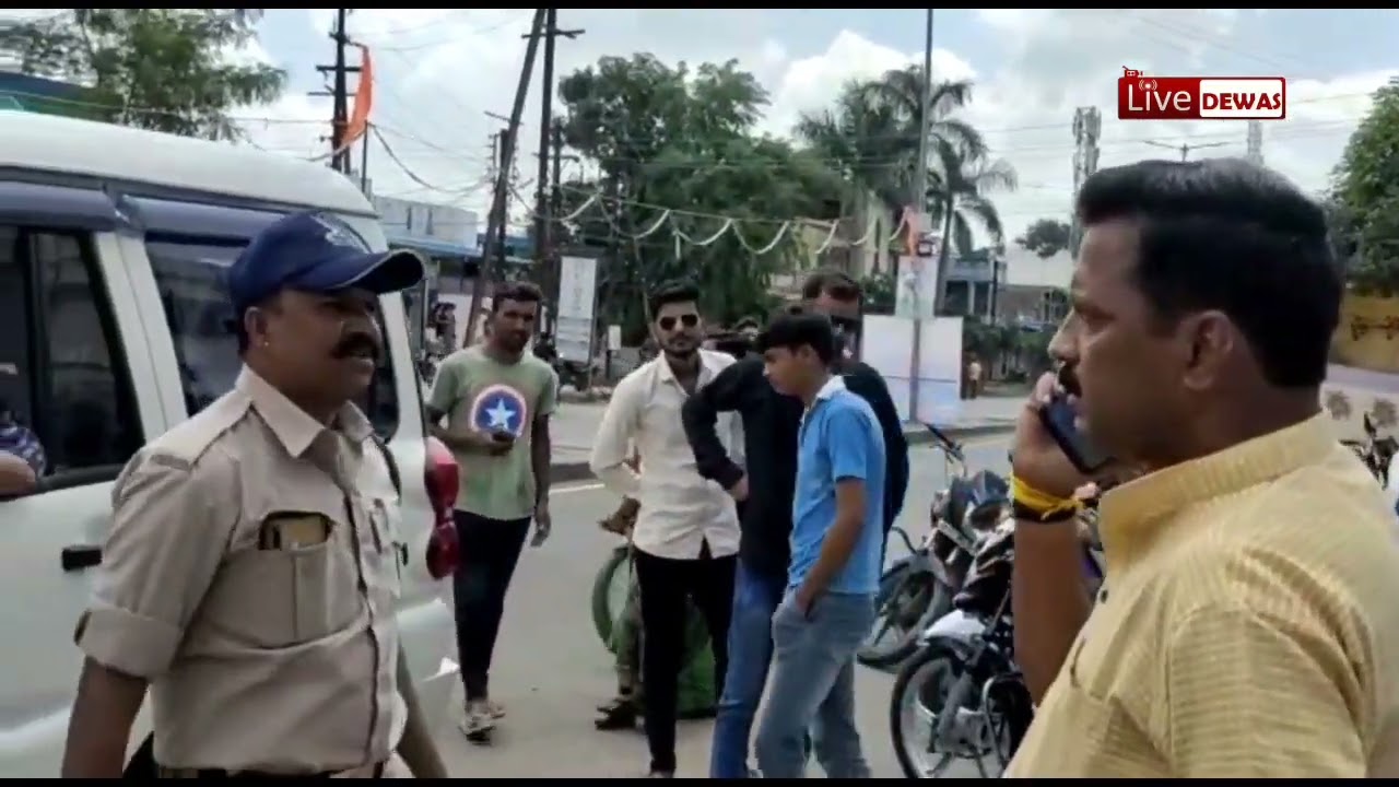Dewas Live: बीजेपी महामंत्री ने महिला आरटीओ से की जमकर हुज्जत, दोस्त की स्कूल बस छुड़वाने गए थे