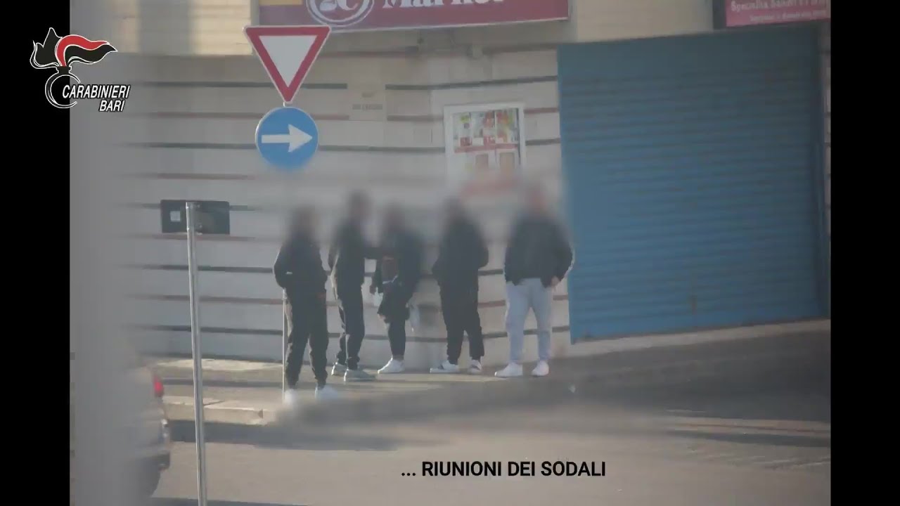 I riti di affiliazione, le riunioni sotto casa nel lockdown: maxi blitz a Bari al clan Strisciuglio