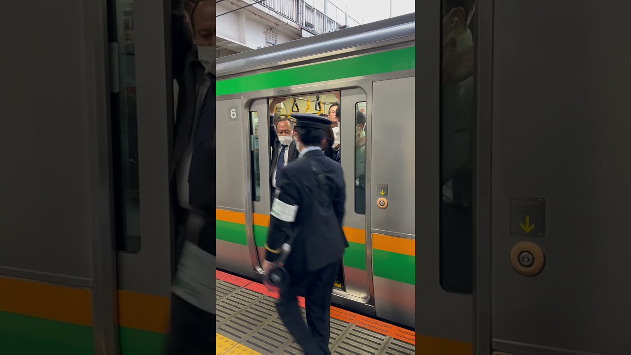 How Japanese people get into Crowded Train? 