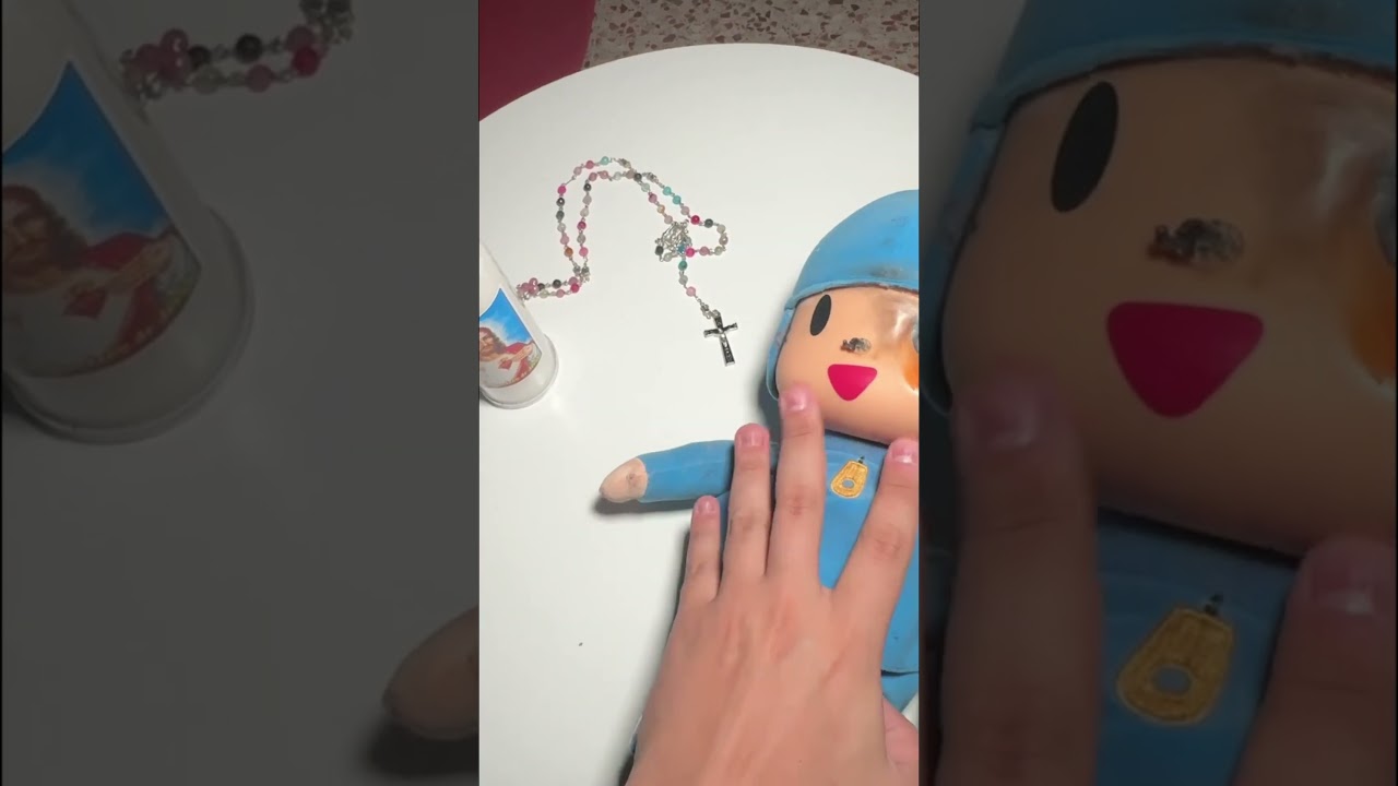 CLAV&Eacute; UN CRUCIFIJO ✝️ EN LA CABEZA DE MI MU&Ntilde;ECO DE TALKING POCOY&Oacute;