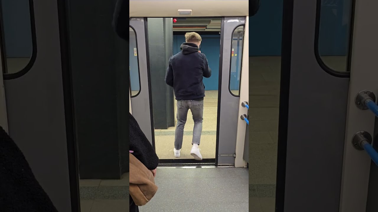 Metro Line M3 Budapest doors opening&close compilation