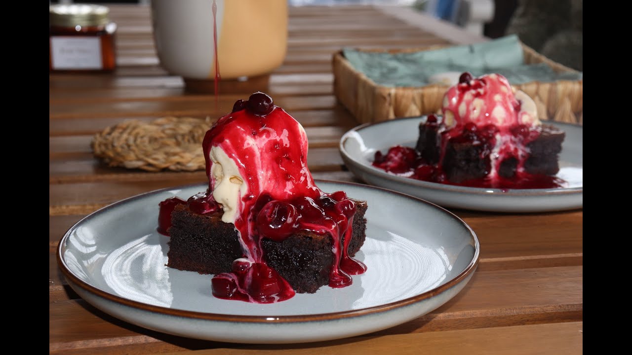 ČOKOLADNI KOLAČ SA SLADOLEDOM I PRELJEVOM OD ŠUMSKOG VOĆA | How 2 Bbake It by Marko Strižak |