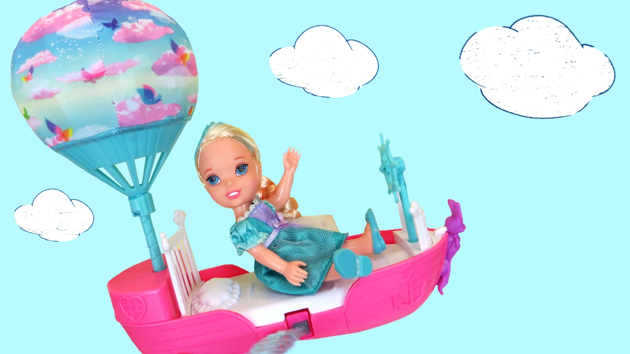 FLYING ! Lemonade ! Elsa & Anna toddlers FLY with Barbie's Magical Dreamboat - Playing