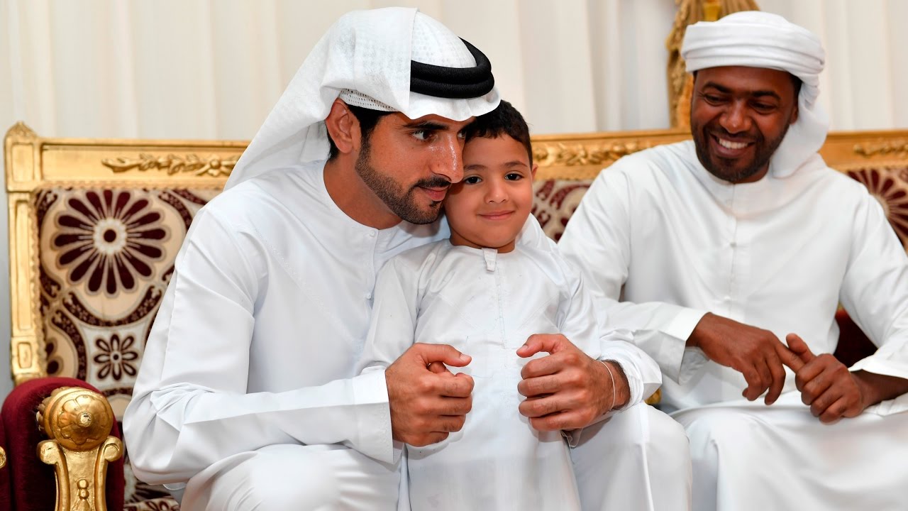 حمدان بن محمد يقدم واجب العزاء في شهيد الوطن زكريا سليمان الزعابي