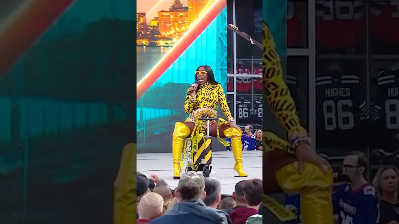 Naomi rolls up to SummerSlam Kickoff on a Scooter 🛵