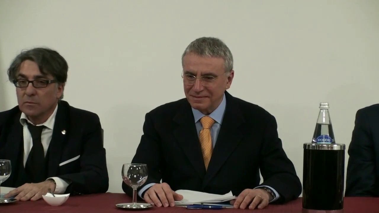 Il curriculum del notaio Massimo d'Ambrosio commentato in diretta da lui medesimo