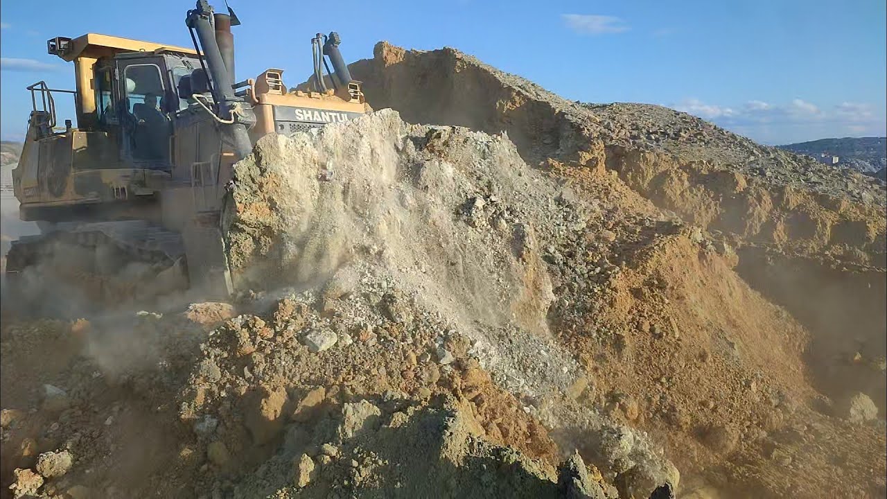 Is the Chinese Shantui a bad copy of the Japanese Komatsu D375A-8 Dozer pushing earth over a cliff