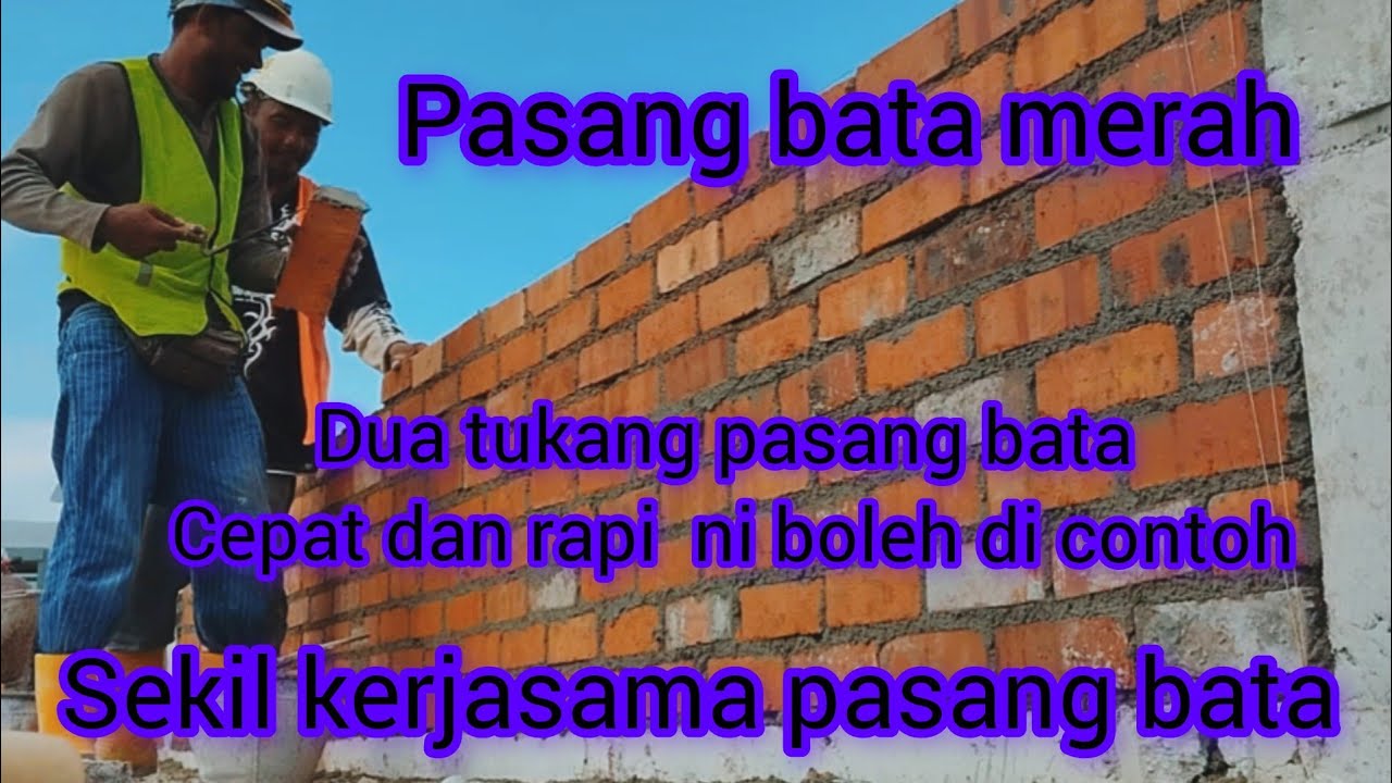 sekil kerja sama dua pekerja pasang bata merah warga pendatang