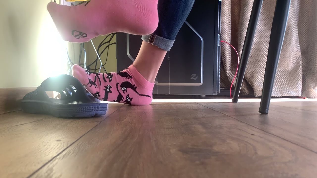 Playful Pink Ankle Socks & Sliders &ndash; Casual Under-Desk Look